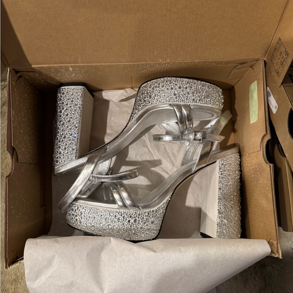 ✨ NIB Michael Kors Silver Platform Women Shoes ✨
✨ Size 9.5 ✨ - Picture 3 of 8